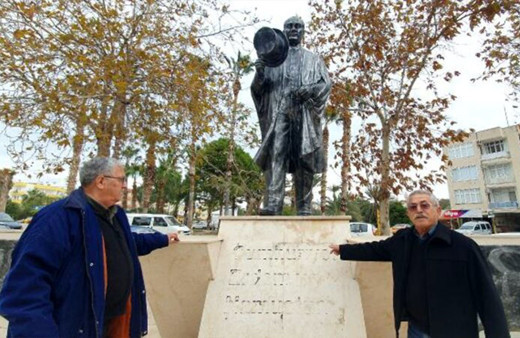 Olay yeri Mersin! Atatürk Anıtı'na saldırı: Sözü ve imzasını kazıdılar