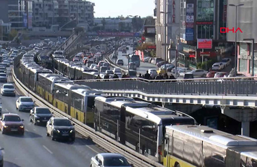 İstanbul metrobüs kazası! Kadıköy Uzunçayır’da iki metrobüs çarpıştı!