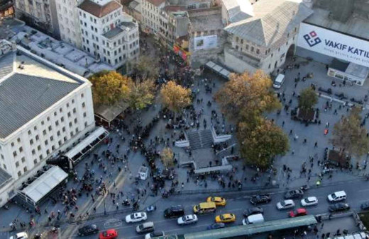 Eminönü'nde Nimet Abla gişesi önünde kuyruğun sonu görünmedi