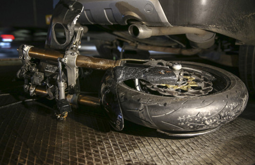 İstanbul'da bariyerlere çarpan motosikletin sürücüsü feci şekilde can verdi