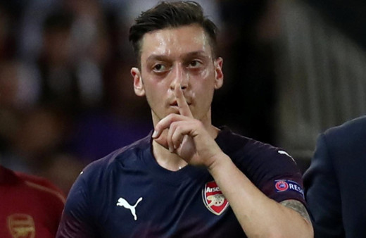 Mesut Özil PES oyunlarının Çin'deki sürümlerinden çıkarılıyor