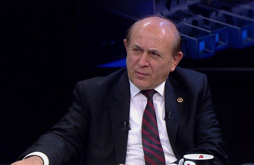 Burhan Kuzu Davutoğlu'nun trollerini çıldırttı