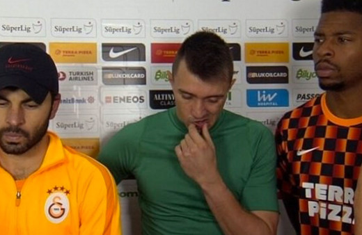 Galatasaray'da görülmemiş olay! 3 kaptan yayına çıkıp özür diledi