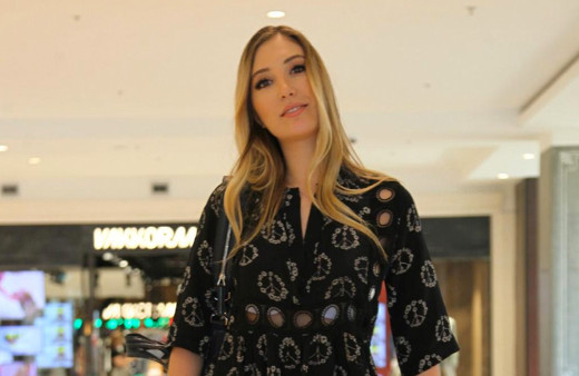 Yasmin Erbil'in 'evde tek başına' pozları ortalığı salladı