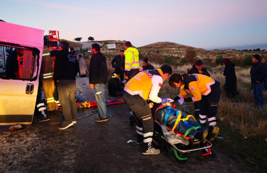 Çanakkale'de işçileri taşıyan minibüs ile vinç çarpıştı: Çok sayıda yaralı var