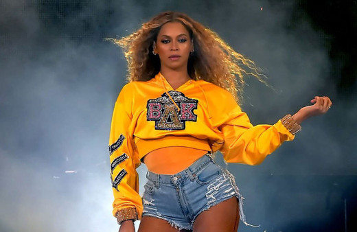 Beyonce kalçasına kadar uzanan derin yırtmaçla mest etti beğenileri topladı