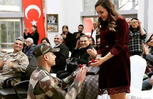 Yemin töreninde kız arkadaşına evlilik teklif etti