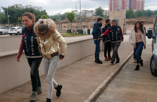 Kadınları fuhuşa zorlayıp telefon dinlemelerine karşı 'yılbaşı pastası' diyorlarmış