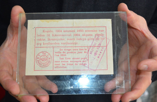 1934 tarihli milli piyango biletine gözü gibi bakıyor