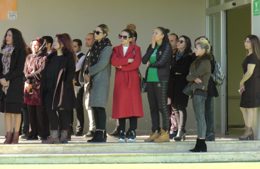 Aylardır maaş alamayan Doğa Koleji öğretmenleri birbirlerine sarılıp ağladı