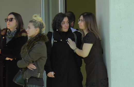 Aylardır maaş alamayan Doğa Koleji öğretmenleri birbirlerine sarılıp ağladı