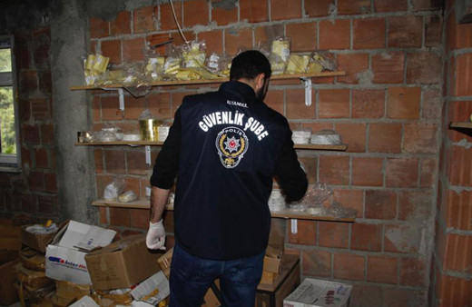 Arnavutköy'deki sahte parfüm operasyonu kamerada