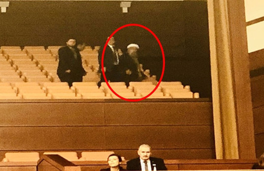 Türkkan Meclis'ten fotoğraf paylaşıp sordu: Bu sarıklı cübbeli arkadaş kimdir acaba