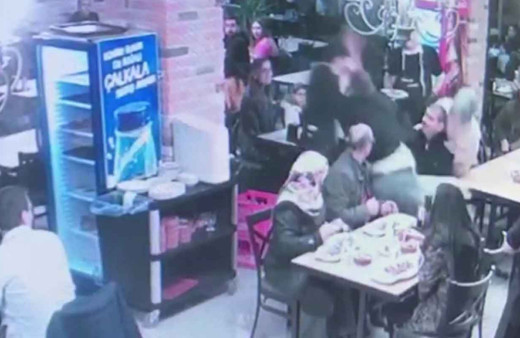 Adapazarı'nda bebek sandalyesine çarpan garsona saldırı kamerada