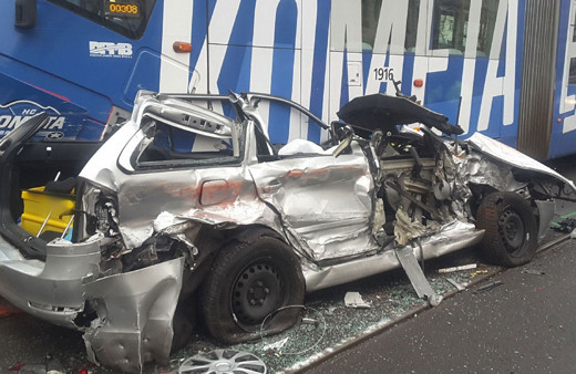 Tramvayların arasında sıkışan sürücünün mucize kurtuluşu