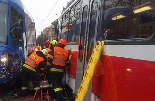 Tramvayların arasında sıkışan bu otomobilden sağ kurtuldu
