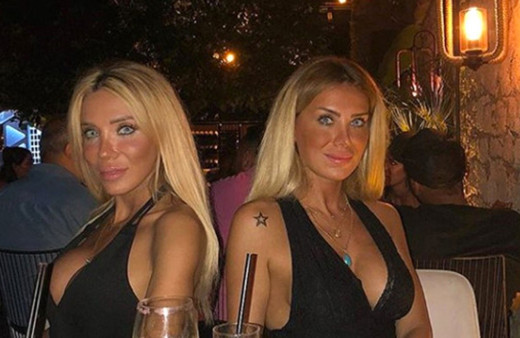 Ciciş Esra Ersoy yılbaşı ağacının yanında beyaz bikinisiyle poz verdi!