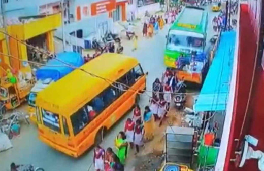 Hindistan'da kontrolden çıkan otobüs öğrencileri biçti