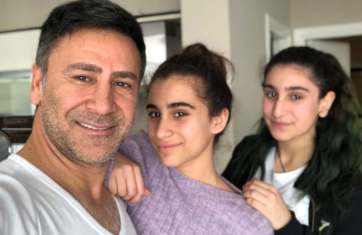 İzzet Yıldızhan çocuklarına piyango bileti aldı! Milli piyango çıkarsa beni unutmayın