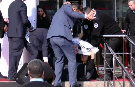 CHP'nin açılış töreninde bir protestocuyu yaka paça etkisiz hale getirdiler