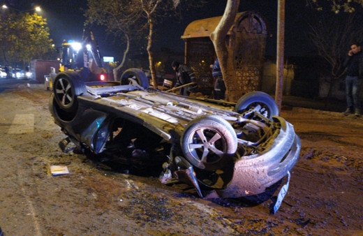 Kahramanmaraş'ta freni boşalan kamyon otomobili ezdi 2 yaralı