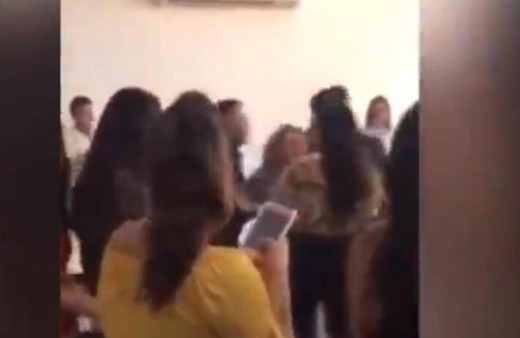 Düğünde skandal! 'Evlenemezsin seni seviyorum' diye damadın üstüne atladı