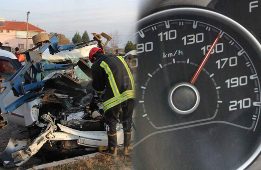 Manisa'da kazaya karışan otomobilin ibresi 150’de takılı kaldı