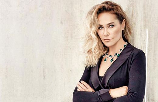 56 yaşındaki Hülya Avşar havuz videosuyla sosyal medyayı salladı