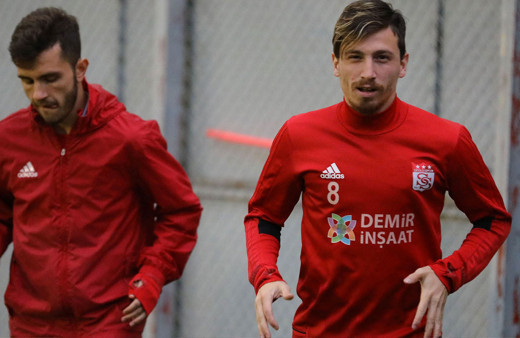 Galatasaray Mert Hakan Yandaş'ı renklerine bağladı Sivasspor'un iki yıldızını da kaptı