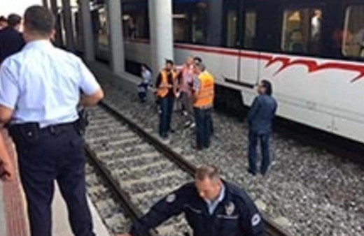 İzmir İZBAN durağında intihar! Beklenmedik bir anda raylara atladı
