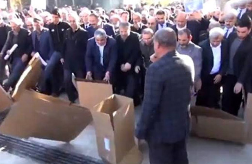 Şanlıurfa ve Sivas'ta çok ilginç Çin protestosu! Kartondan Çin Seddi'ni yıktılar