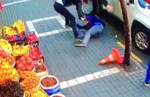 Trabzon'da akrabaların bıçaklı kavgası kamerada