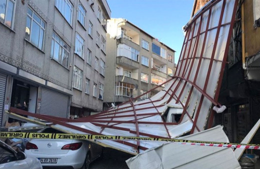 Beyoğlu'nda lodosun etkisiyle bir binanın çatısı uçtu