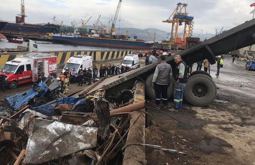 İzmir'de hurda yüklü TIR yoldan çıktı 1 ölü