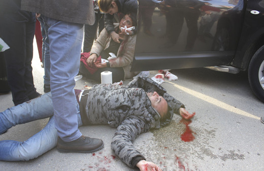 Adana'da bir şahıs yanında oturan kadını ağzından bıçakladı