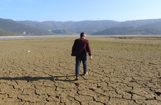 Bursa'da vatandaşlar kuruyan gölü fırsata çevirdi! Geçim kaynakları oldu