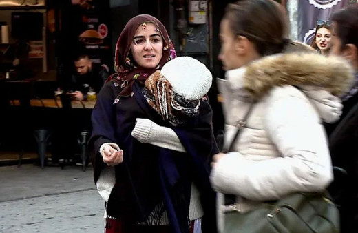 CNN Türk muhabiri dilenci kılığına girdi 1 saatte topladığı paraya bakın