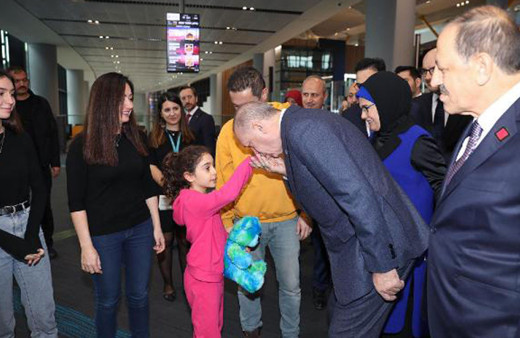 50 milyonuncu yolcuya sürpriz! Erdoğan minik kızın elini öptü