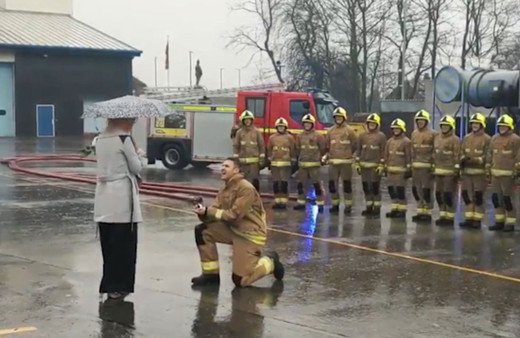 İngiltere'de stajyer itfaiyeciden evlenme teklifi