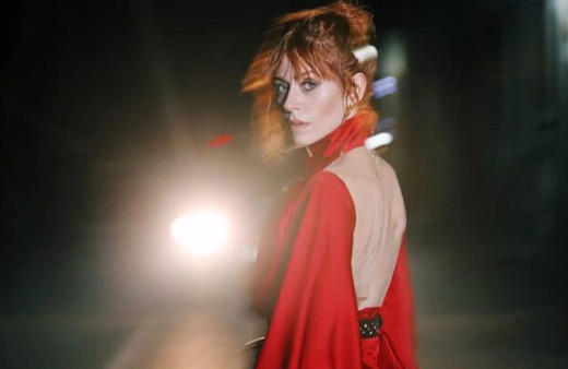 Mucize Doktor'un Beliz'i kırmızı mini elbisesiyle cesur pozlar verdi! Beğeni butonu çöktü