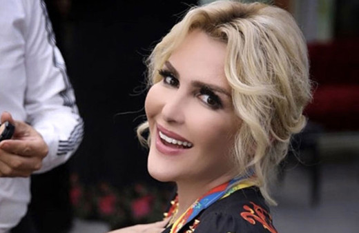 Fenomen Selin Ciğerci, mini elbisesiyle kalça dansı yaptı