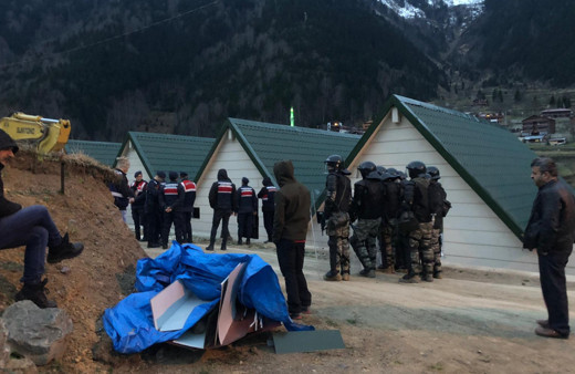 Uzungöl'de kaçak yapıların yıkımına başlandı