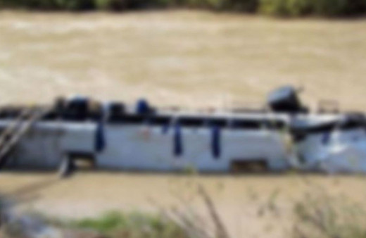 Endonezya'da dehşet veren kaza! Otobüs nehre yuvarlandı: 25 ölü