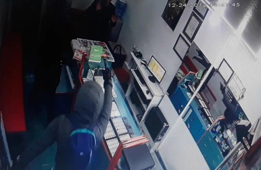 İzmir'de soyguncular 2 kişiyi vurdu! 1,5 kilo altınla kayıplara karıştı