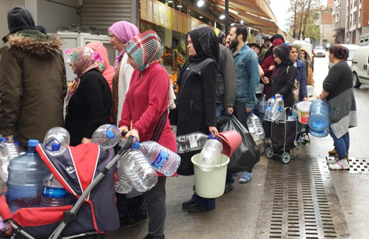 İzmir'de yağmur altında su kuyruğu