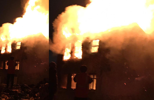 Fatih'te metruk bina alev alev yandı