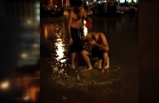 İzmir'de yağmur suyuyla sokakta yıkandılar