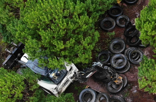 Şile’de ormanlık alana bırakılan lastikler toplandı