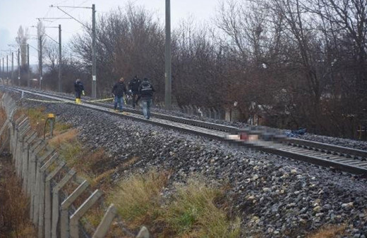 Raylarda ölü bulunan kadının üzerinen 10 yük treni geçti