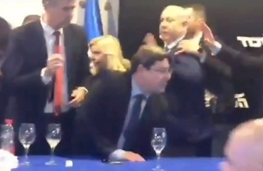 İsrail Başbakanı Binyamin Netanyahu apar topar sahneden indirildi